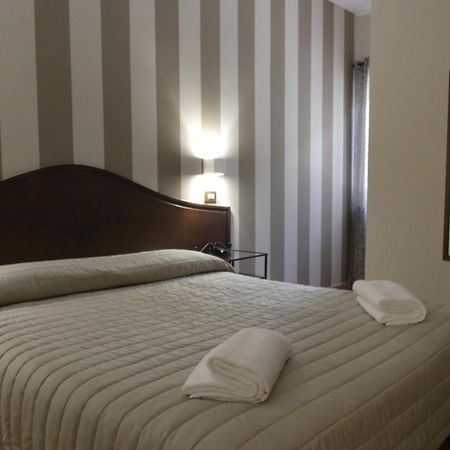 Hotel Piscina La Suite Prossedi Bagian luar foto