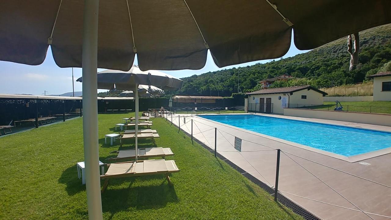 Hotel Piscina La Suite Prossedi Bagian luar foto