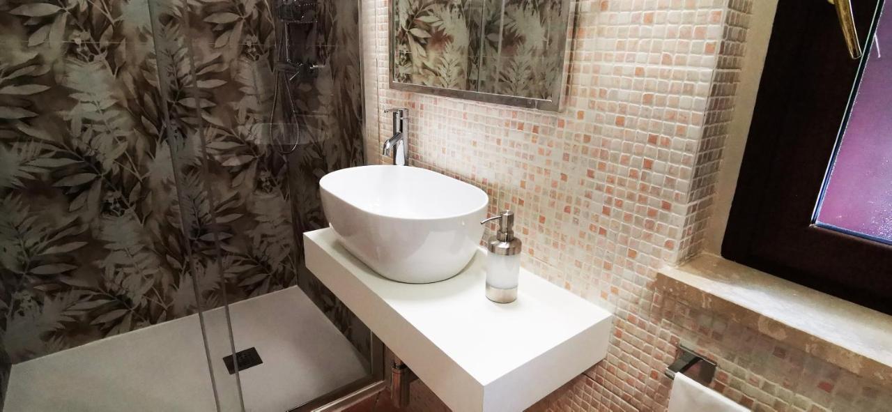 Hotel Piscina La Suite Prossedi Bagian luar foto
