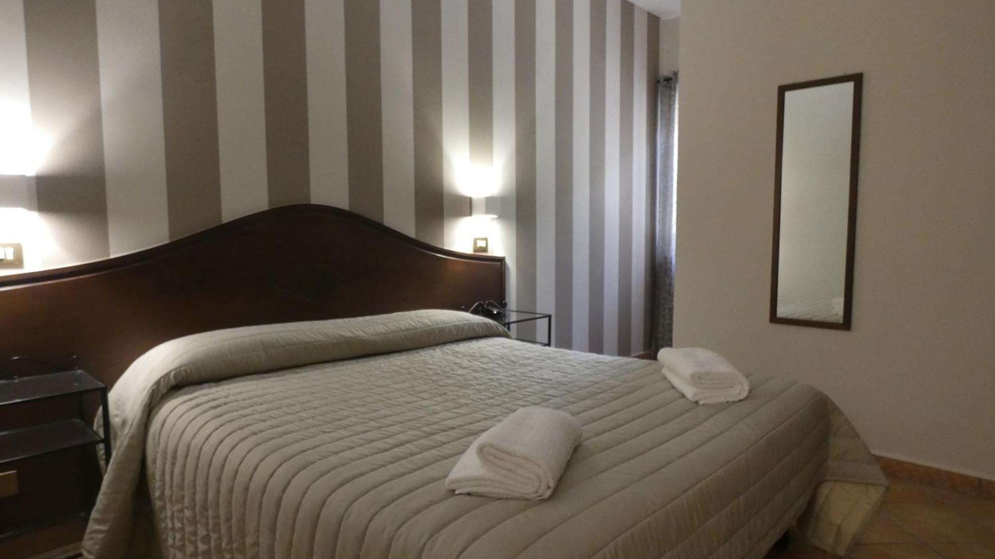 Hotel Piscina La Suite Prossedi Bagian luar foto