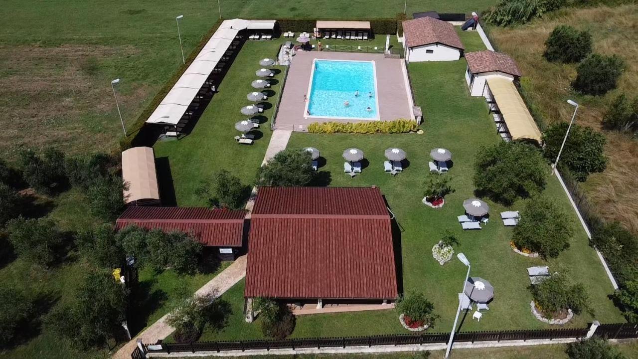 Hotel Piscina La Suite Prossedi Bagian luar foto